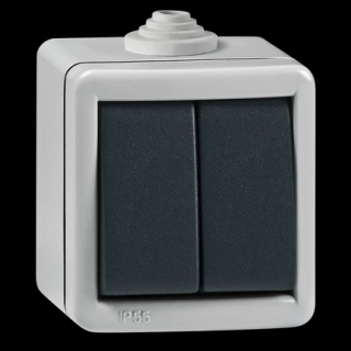  282.1A 282.1A Sklopka serijska, 10A Sklopka serijska
Ugradnja na zid pomoću vijaka prečnika do 4mm
Nominalni struja/napon: 10A / 250V~
Dimenzije (d, v, š): 65mm x 70mm x 56mm
Stepen zaštite: IP 55
Standard: IEC 60669-1, IEC 60529