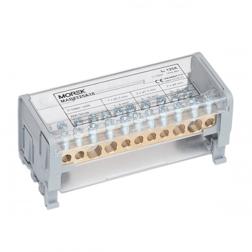  MAB2125A18 MAB2125A18 Distributivni blok Moblock 2P 125A-11 Moblock razvodni blokovi se nude u dvopolnoj (do 35mm2 i 125A) i četvoropolnoj (do 50mm2 i 160A) varijanti.Terminali su postavljeni u izolovano kućište i pokriveni providnim plastičnim poklopcem, koji se lako skida.Terminali su takođe pokriveni plastičnim poklopcem sa donje strane i između svake sabirnice se nalazi izolacija.Postavljanje je moguće na DIN šinu ili direktno na ploču pomoću zavrtnja.Provodni deo je napravljen od mesinga, a kontaktni zavrtnji od pocinkovanog čelika. Za jednostavnije i lakše povezivanje ulaz od 160A je na sabirnici razdvojen od izlaza. Masivni 50mm2 završetak sabirnice ne ograničava strujni kapacitet bloka i postavljen je u ojačano plastično kućište.