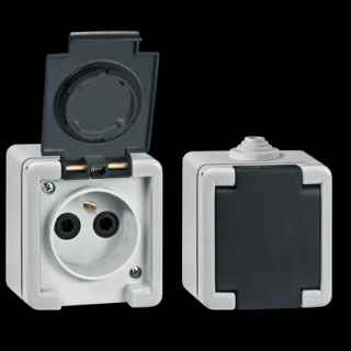  2751.1A 2751.1A Priključnica dvopolna sa polikarbonatskim jezgrom,16A francuski standard Priključnica dvopolna sa polikarbonatskim jezgrom, francuski standard
Ugradnja na zid pomocu vijaka precnika do 4mm
Nominalni struja/napon: 16A / 250V~
Dimenzije (d, v, š): 65mm x 70mm x 53mm
Stepen zaštite: IP 55
Standard: IEC 60884-1, NF C 61-314, IEC 60529