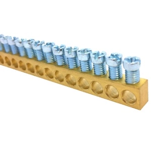  MAD0147E21 MAD0147E21 sabirnica mesingana 147x16mm 6,5x9x972mm 63A za nulu ili zemlju, 63A, Stezaljke BB su najbolje rešenje za one
kupce koji bi želeli da sami pripreme
odgovarajuću dužinu seta sa plastičnim
držačem BB0. Provodnički deo je
napravljen od mesinga, a priključni delovi
od pocinkovanog čelika.