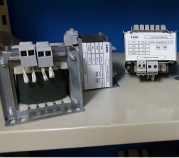  R5395 R5395 Transformator 230 V/24 V AC 60 VA Mrežni transformator 230V/24V 60VA
Proizvodjač: LEM
Tip proizvoda: Mrežni transformator
Napon primara: 230V
Napon sekundara: 24V
Struja sekundara za dugotrajni rad: 2.5A
Izlazna snaga transformatora: 60VA
IP stepen zaštite: IP 00
Tip jezgra: EI jezgro
Način montiranja: Metalni ram - nosač
Temperaturna klasa: Class B (130º C)
Mrežni transformator