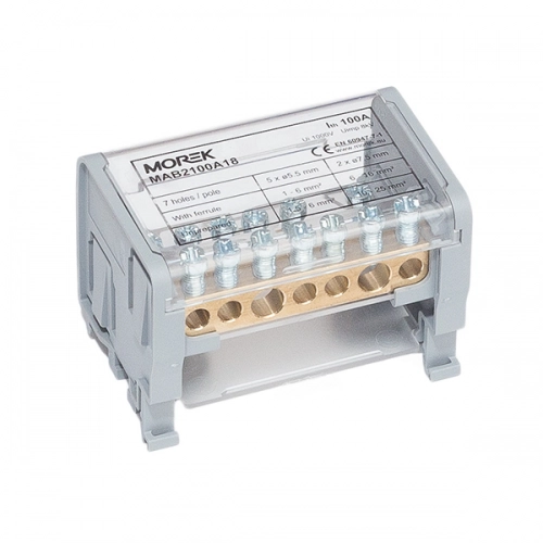  MAB2100A18 MAB2100A18 Distributivni blok Moblock 2P 100A-7 Moblock razvodni blokovi se nude u dvopolnoj (do 35mm2 i 125A) i četvoropolnoj (do 50mm2 i 160A) varijanti.Terminali su postavljeni u izolovano kućište i pokriveni providnim plastičnim poklopcem, koji se lako skida.Terminali su takođe pokriveni plastičnim poklopcem sa donje strane i između svake sabirnice se nalazi izolacija.Postavljanje je moguće na DIN šinu ili direktno na ploču pomoću zavrtnja.Provodni deo je napravljen od mesinga, a kontaktni zavrtnji od pocinkovanog čelika. Za jednostavnije i lakše povezivanje ulaz od 160A je na sabirnici razdvojen od izlaza. Masivni 50mm2 završetak sabirnice ne ograničava strujni kapacitet bloka i postavljen je u ojačano plastično kućište.