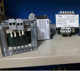  R5399 R5399 Transformator 230 V/12 V AC 160 VA Mrežni transformator 230V/12V 160VA
Proizvodjač: LEM
Tip proizvoda: Mrežni transformator
Napon primara: 230V
Napon sekundara: 12V
Struja sekundara za dugotrajni rad: 13.6A
Izlazna snaga transformatora: 160VA
IP stepen zaštite: IP 00
Tip jezgra: EI jezgro
Način montiranja: Metalni ram - nosač
Temperaturna klasa: Class B (130º C)