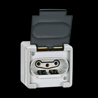 273.1A 273.1A Priključnica tropolna sa porcelanskim jezgrom Priključnica tropolna sa porcelanskim jezgrom
Ugradnja na zid pomoću vijaka prečnika do 4mm
Nominalni struja/napon: 16A / 440V~
Dimenzije (d, v, š): XXmm x YYmm x ZZmm
Stepen zaštite: IP 55
Standard: IEC 60884-1, IEC 60529