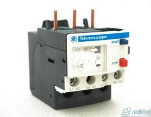  LRD10 LRD10 4-6A (9-38) bimetalna zaštita TeSys LRD je termički relej za preopterećenje, 6A/690V, podešavanje termičke zaštite 4-6A, klasa okidanja 10A, za zaštitu trofaznih motora 2.2kW na 400V. Diferencijalni uređaj sa detekcijom gubitka faze i detekcijom neravnoteže opterećenja. Poseduje taster za termičko podešavanje, izbornik za resetovanje ručno-automatski, test taster za simulaciju okidanja, reset i stop tastere, indikator sa zastavicom i 2 pomoćna kontakta 1NO + 1NC za signalizaciju greške. Tasteri za podešavanja su zaštićeni providnim poklopcem koji se može zaključati. Povezuje se direktno na donje priključke 3P kontaktora sa vijčanim priključcima LC1D09-D38. Ugradnja na DIN šinu ili pričvršćenje vijcima, odvojeno od kontaktora, sa priključnim blokom LAD7B106 (poručiti zasebno). Sertifikovan za više standarda (IEC, UL, CSA, CCC, EAC, ATEX, Marine), zeleni Premium proizvod (RoHs/Reach).        