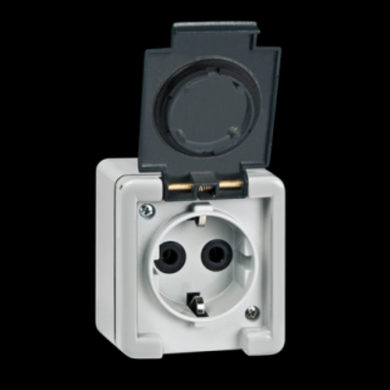  271.1A 271.1A Priključnica dvopolna, 16A sa porcelanskim jezgrom Priključnica dvopolna sa porcelanskim jezgrom
Ugradnja na zid pomoću vijaka prečnika do 4mm
Nominalni struja/napon: 16A / 250V~
Dimenzije (d, v, š): 65mm x 70mm x 53mm
Stepen zaštite: IP 55
Standard: IEC 60884-1, IEC 60529